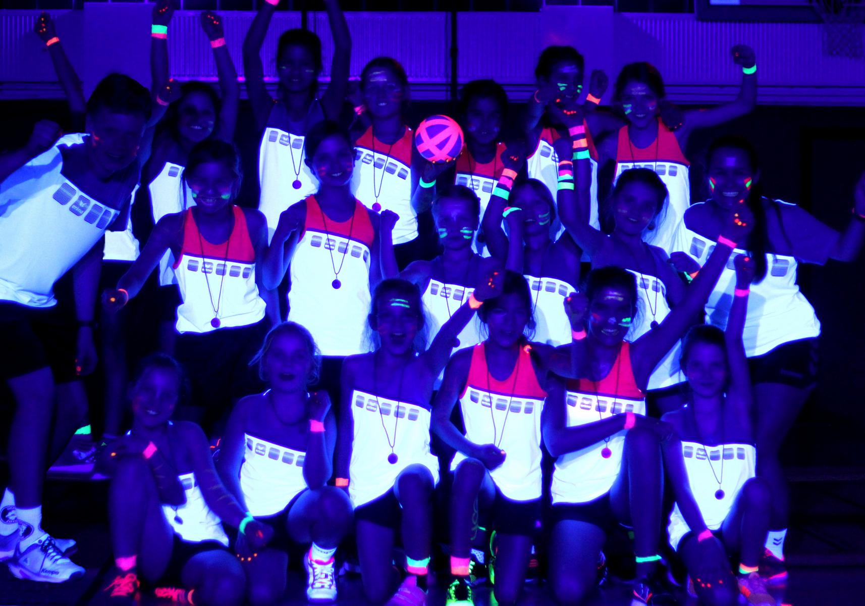 Siegerfoto der wE1&2 - Schwarzlichthandballturnier 2019